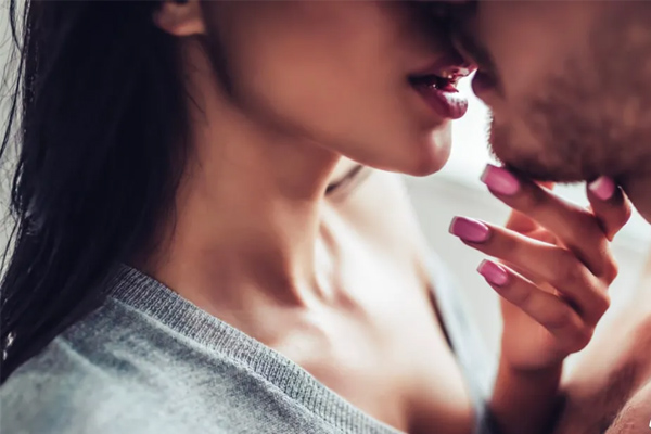 Cách đá lưỡi hay khơi gợi hưng phấn, kích thích bạn tình!