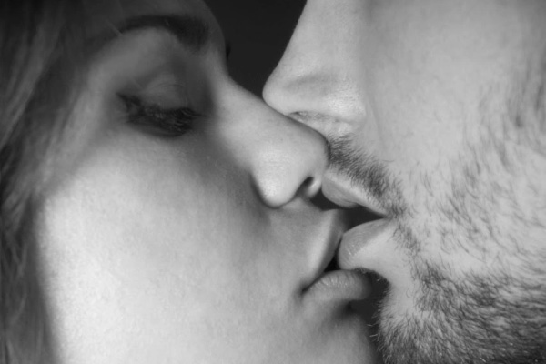 Mút môi dưới khi hôn có ý nghĩa gì? Cách hôn môi làm nàng mê mẩn – Banobagi