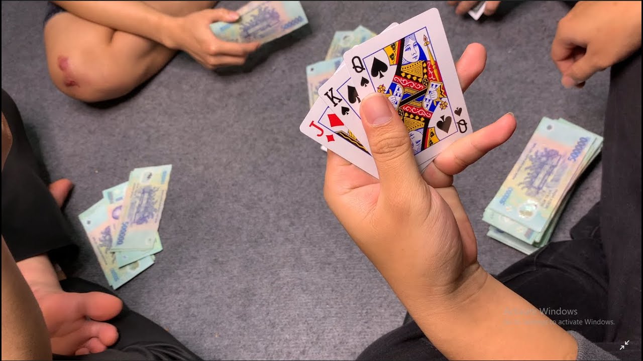 Khi nào bạn nên úp bài trong Liêng? Tại sao phải gấp?