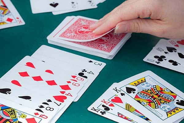 Phom là gì? Khám phá ý nghĩa và chiến thuật của trò chơi Phỏm