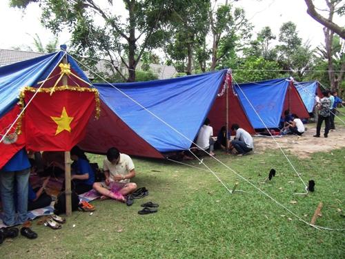 Bạt che màu xanh và cam cho lều