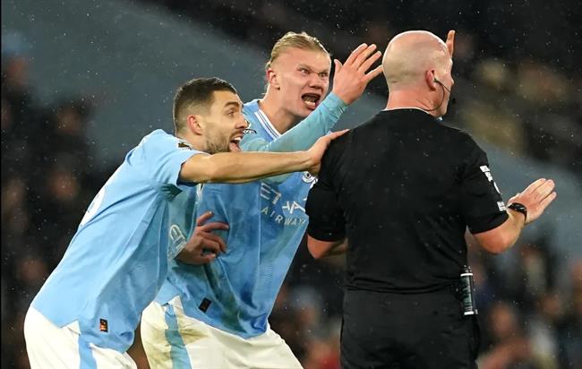 Làm Man City mất điểm, trọng tài Simon Hooper bị chỉ trích dữ dội