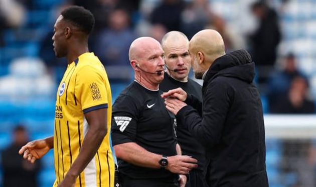 Bảo vệ học trò, Pep Guardiola nổi đóa với trọng tài