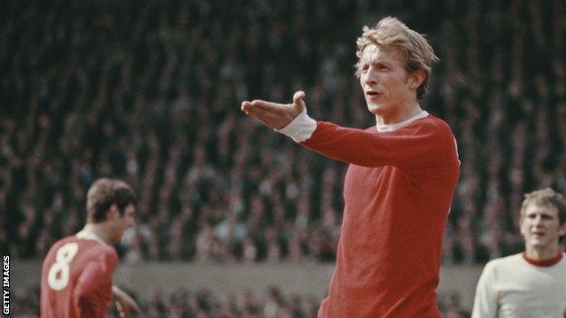 Denis Law: Man Utd and Scotland legend diagnosed with dementia - BBC Sport
