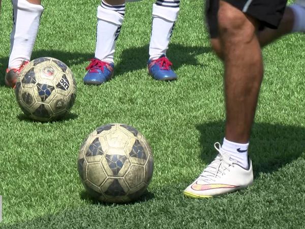 Luyện tập đá bóng theo đúng các bước.