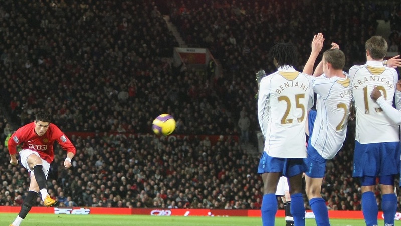 Knuckleball là gì? Điều đặc biệt của cú sút đặc biệt