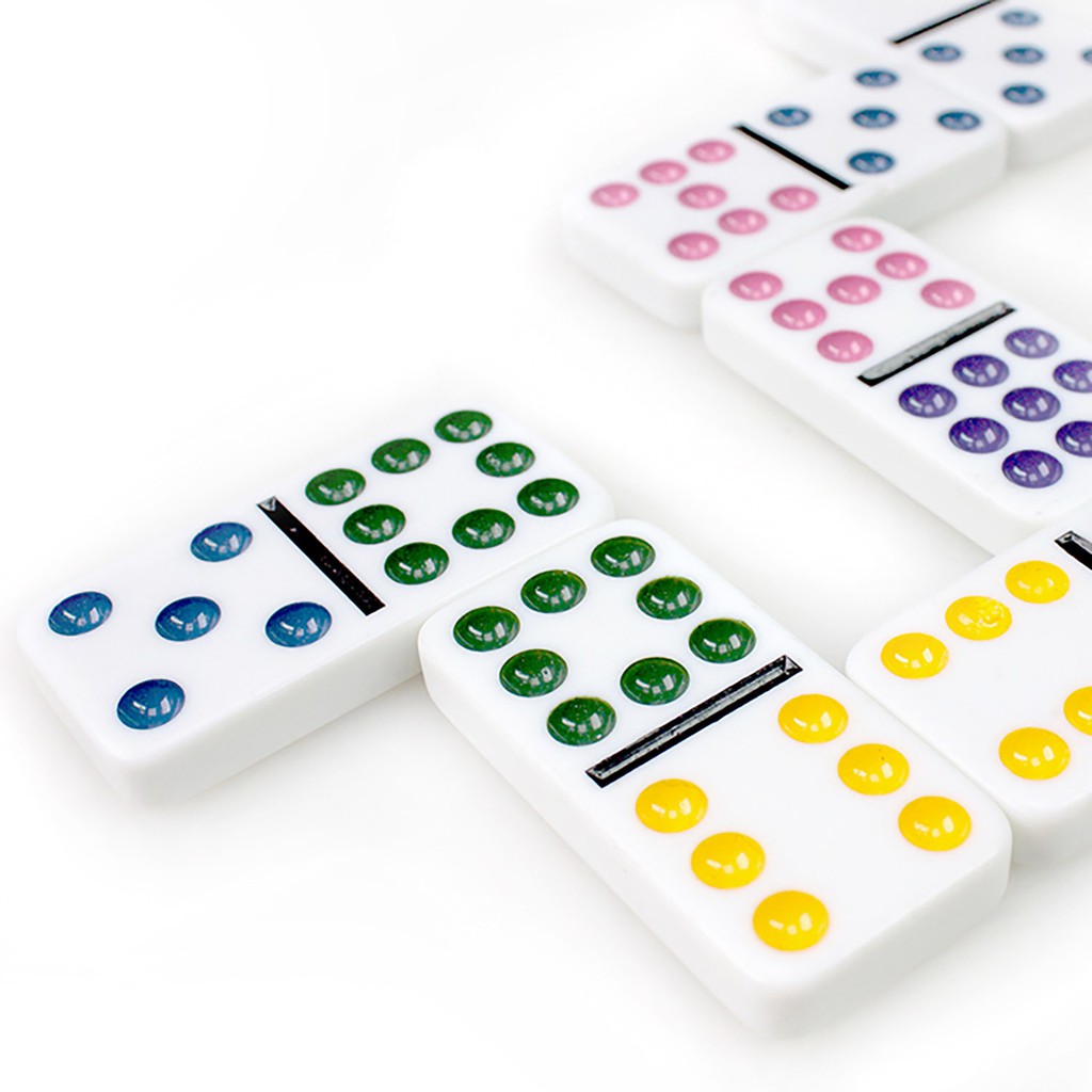Bộ cờ Domino truyền thống với các quân cờ đen trắng tinh xảo