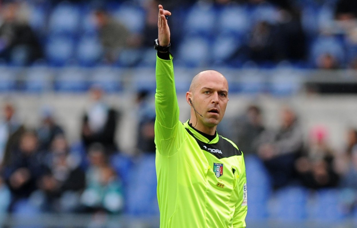 Tín hiệu đá phạt gián tiếp của trọng tài