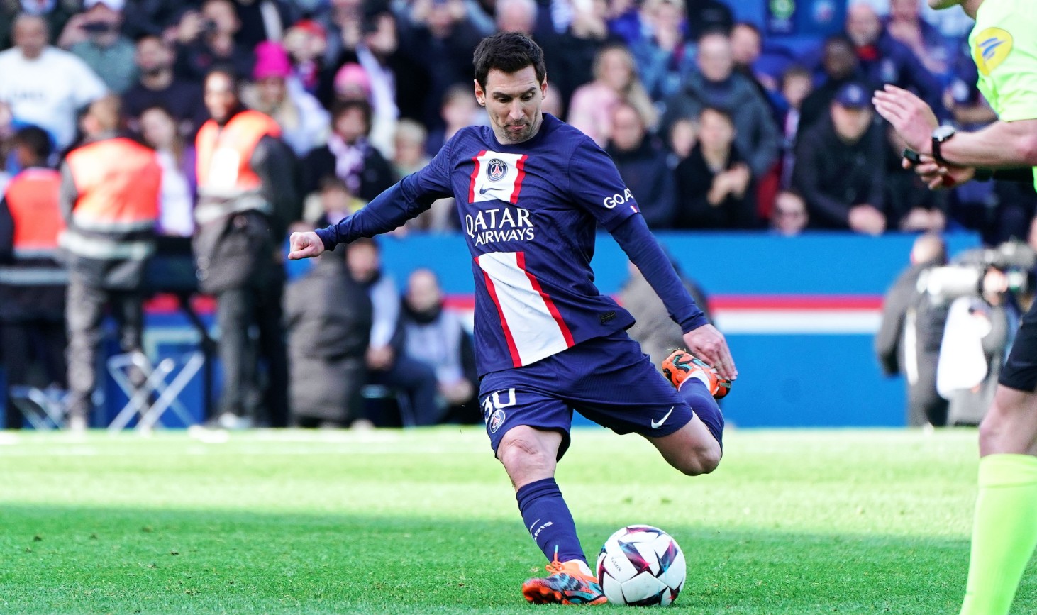 Đá phạt trực tiếp và gián tiếp trong bóng đá