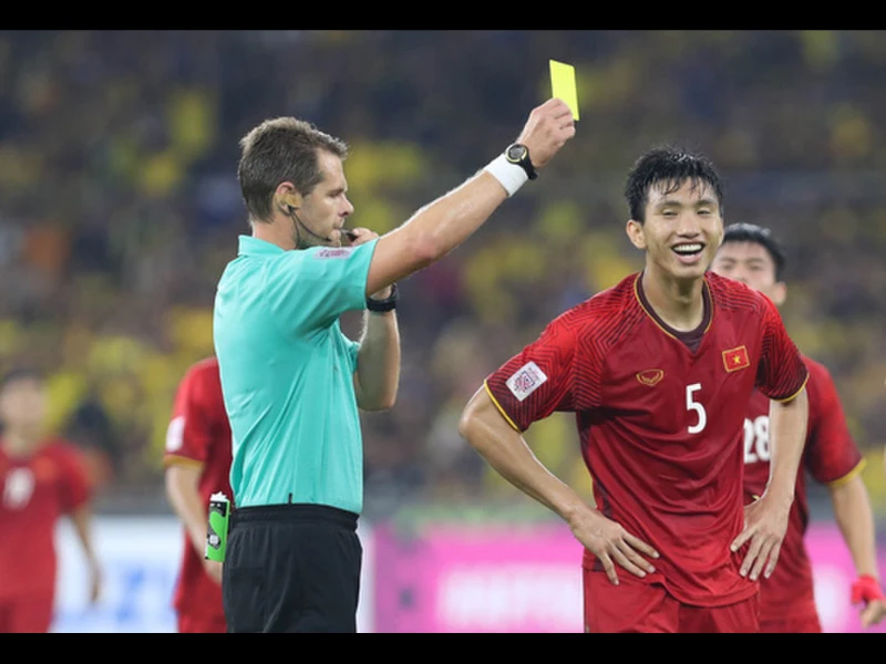 Thẻ đỏ và thẻ vàng trong bóng đá mang ý nghĩa như thế nào?