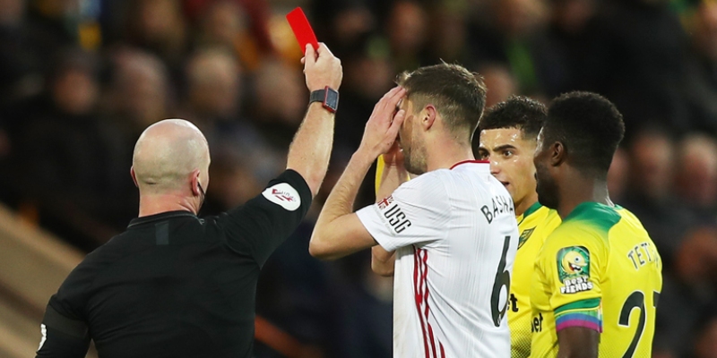 Treo giò là gì? Quy định thời gian treo giò trong bóng đá